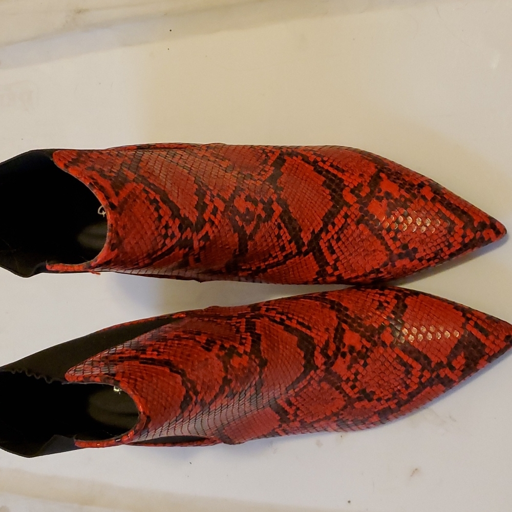 NWT red snakeskin ankle boots never worn sz8 US
